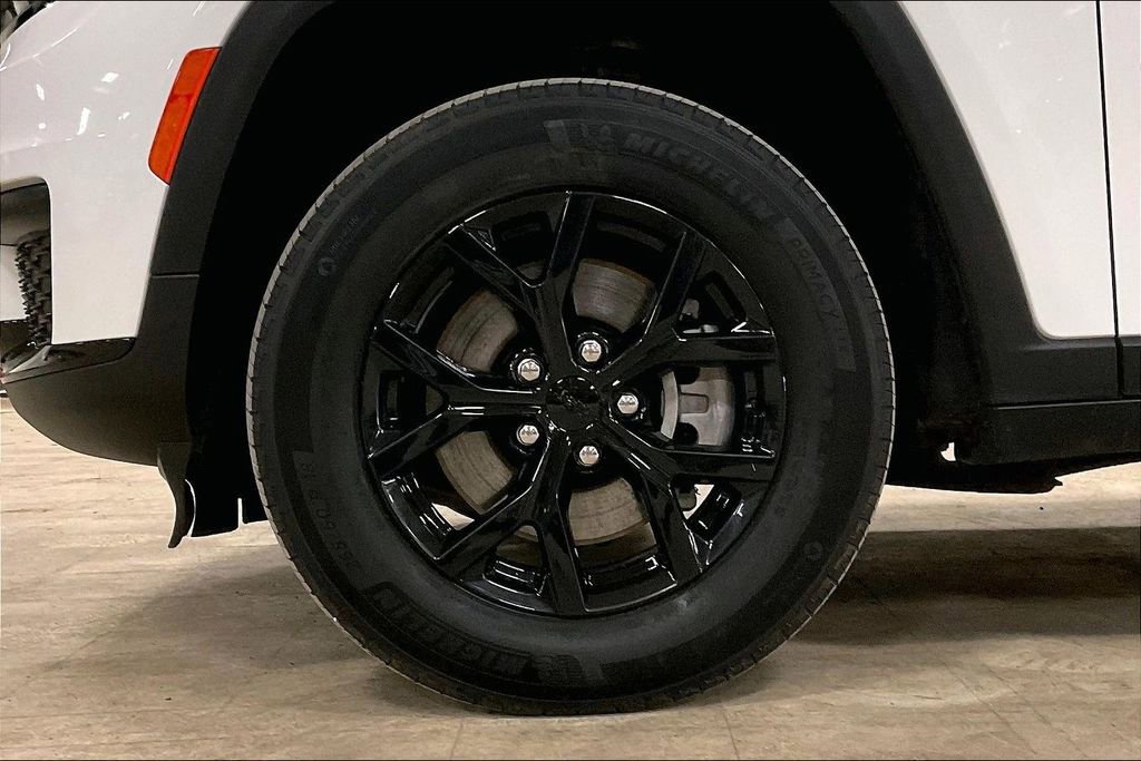 Used 2024 Jeep Grand Cherokee L Laredo image 11