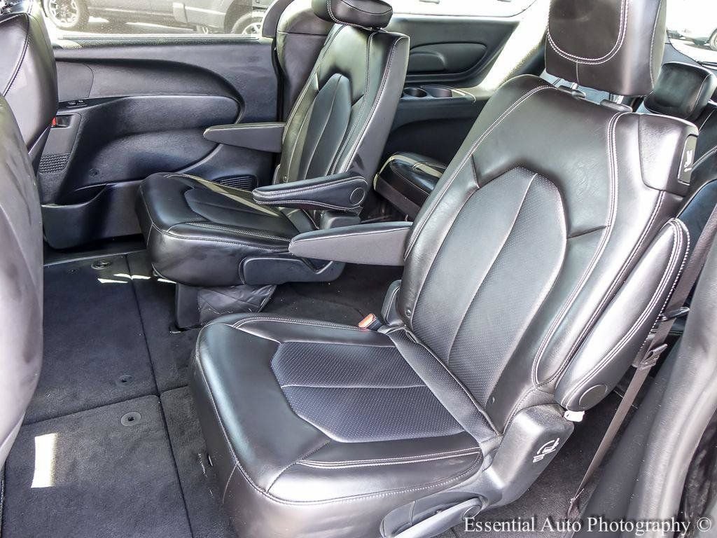 Used 2025 Chrysler Pacifica Select FWD image 11