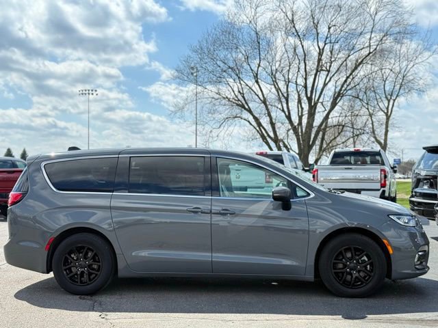 Used 2023 Chrysler Pacifica Touring-L image 10