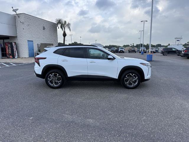 Used 2025 Chevrolet Trax LT FWD image 2
