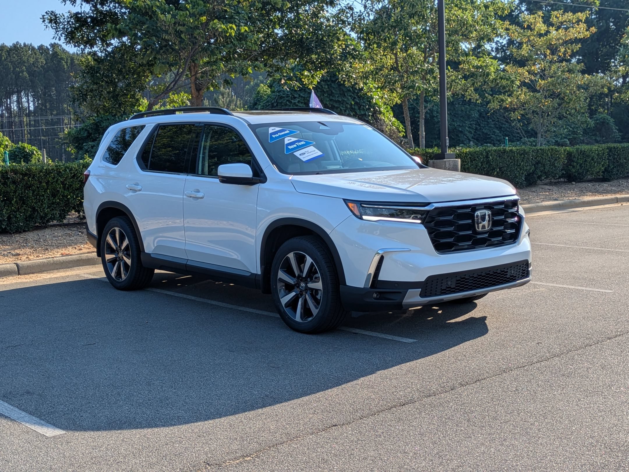 Used 2024 Honda Pilot Touring image 1