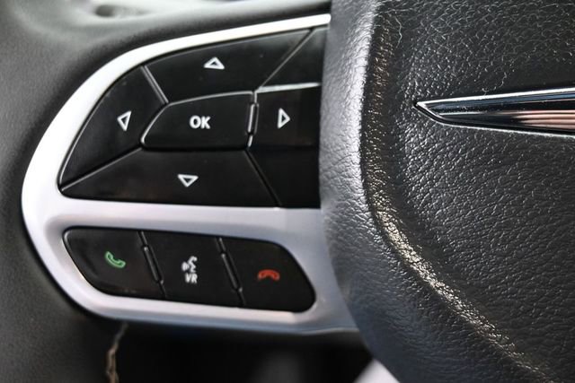 Used 2025 Chrysler Pacifica Select FWD image 17