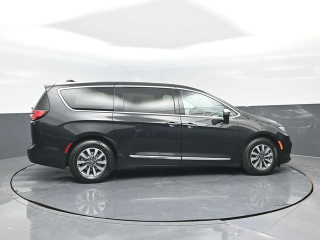 Used 2023 Chrysler Pacifica Limited FWD image 3