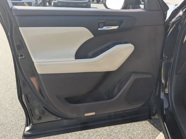Used 2021 Toyota Highlander XLE AWD/4WD image 9