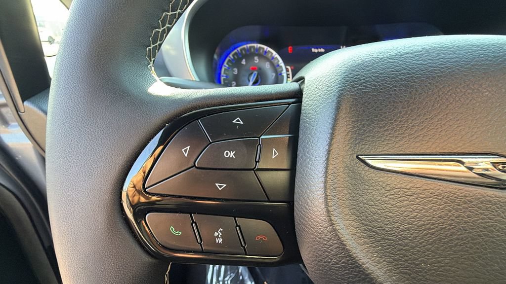 Used 2025 Chrysler Pacifica Limited FWD image 16