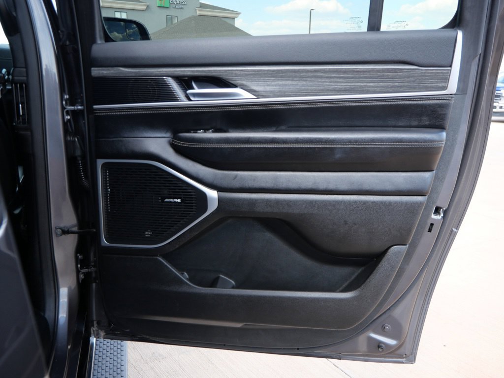 Used 2024 Jeep Wagoneer L Series III w/ Flexible Seating Group AWD/4WD image 12