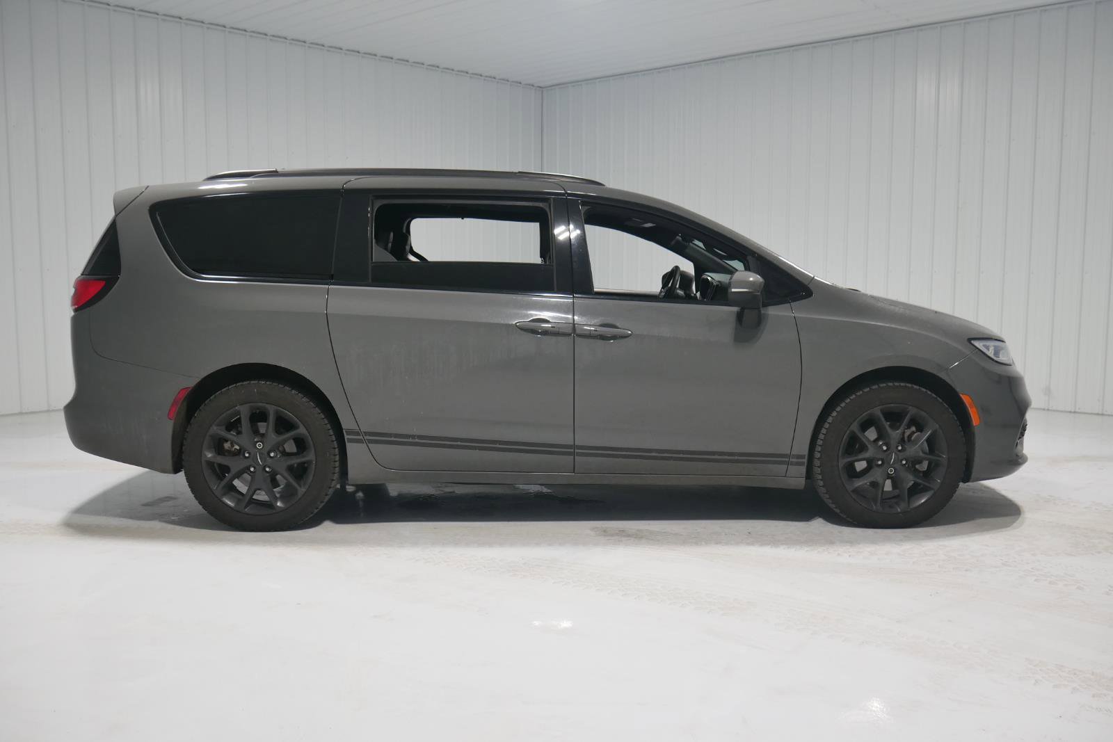 Used 2023 Chrysler Pacifica Touring-L w/ S Appearance Package image 4