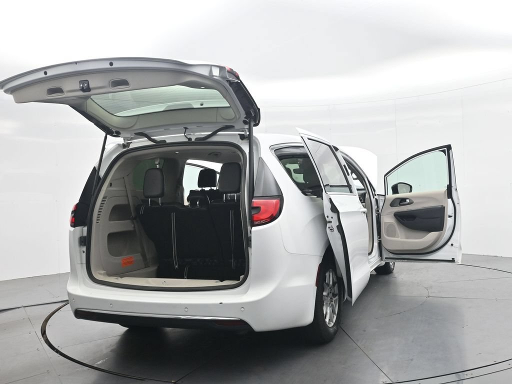 Used 2024 Chrysler Pacifica Touring-L FWD image 43