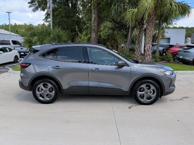 Certified 2025 Ford Escape ST-Line Select AWD/4WD image 4