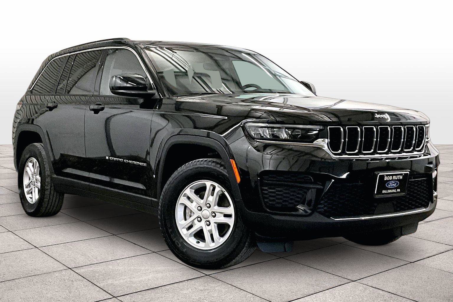 Used 2023 Jeep Grand Cherokee Laredo image 2