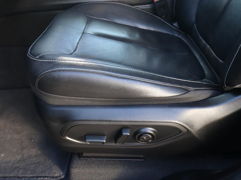 Used 2023 Jeep Grand Cherokee Limited w/ Black Appearance Package image 18