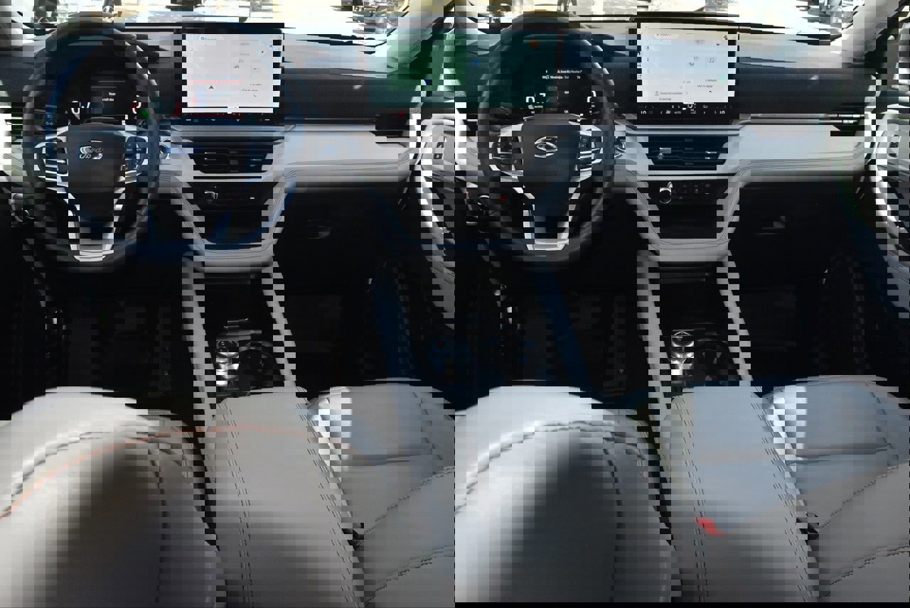 Certified 2025 Ford Explorer Active w/ Active Comfort Package image 18