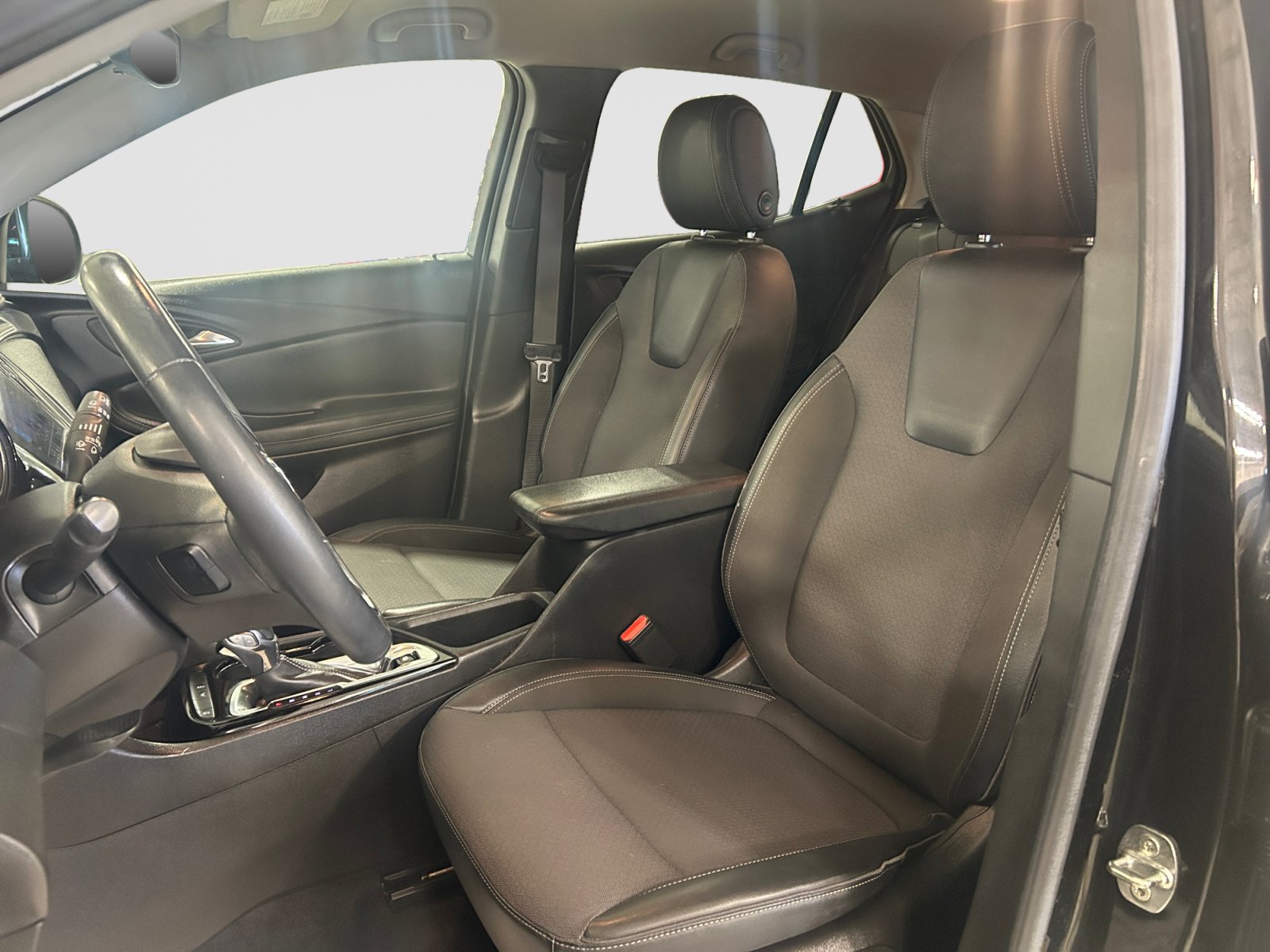 Used 2022 Buick Encore GX Select w/ Sport Touring Package FWD image 12
