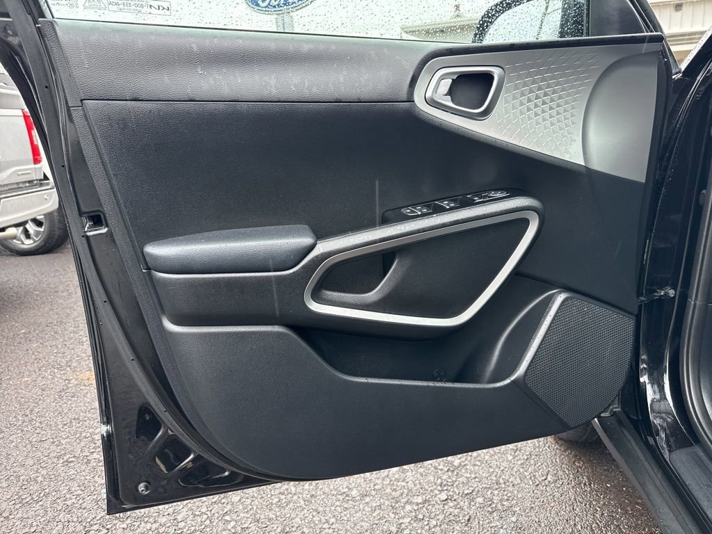 Used 2023 Kia Soul LX image 14