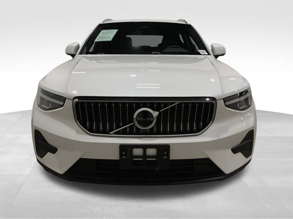 Used 2025 Volvo XC40 B5 Core image 8