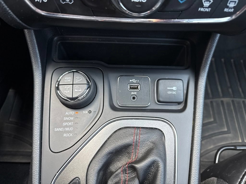 Used 2020 Jeep Cherokee Trailhawk w/ Cold Weather Group AWD/4WD image 18