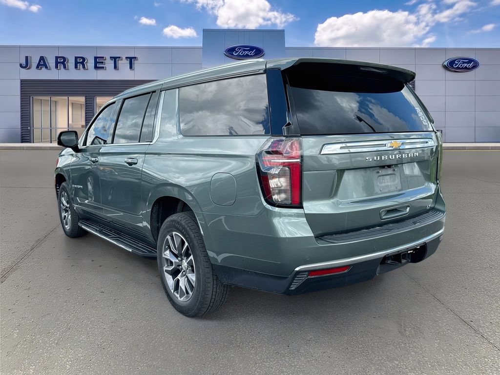 Used 2024 Chevrolet Suburban LT w/ Luxury Package RWD image 3