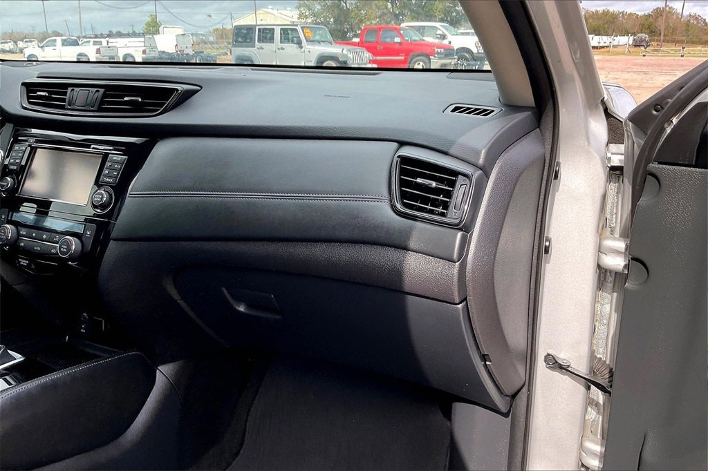 Used 2017 Nissan Rogue SL w/ SL Premium Package image 23