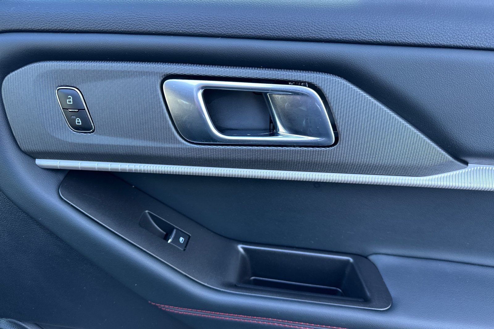 Certified 2025 Ford Explorer ST-Line w/ ST-Line Street Pack image 18