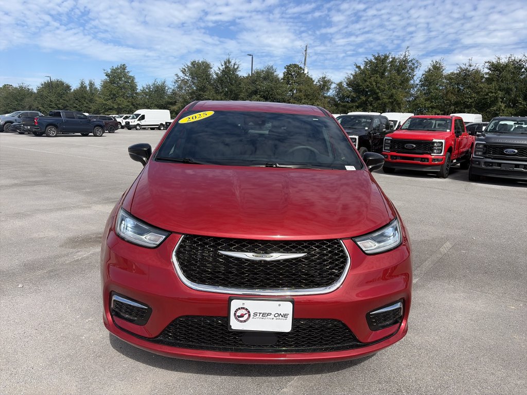 Used 2025 Chrysler Pacifica Select FWD image 10