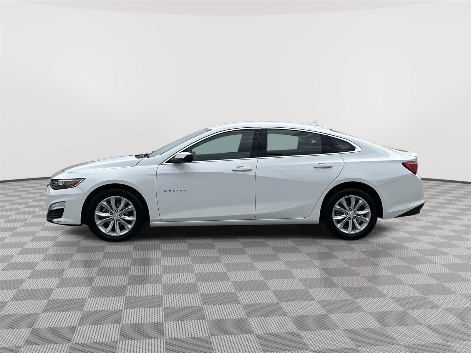 Used 2025 Chevrolet Malibu LT FWD image 2