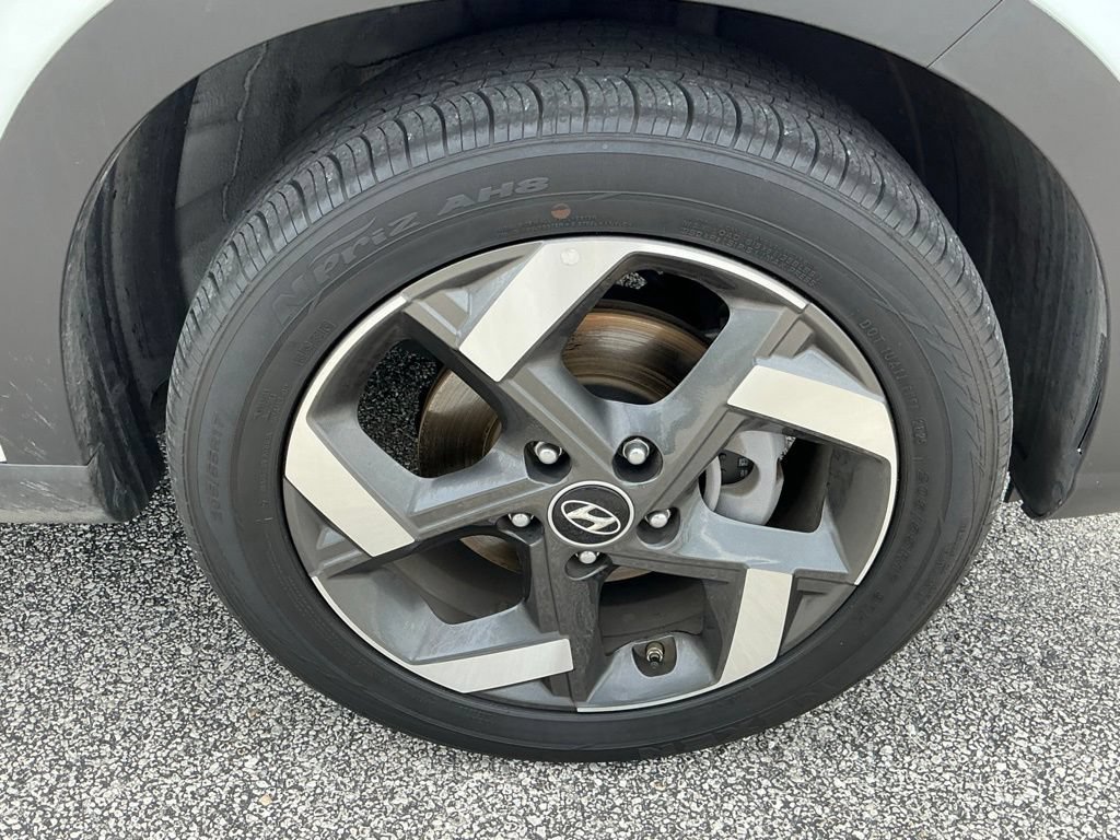 Used 2025 Hyundai Venue SEL FWD image 16
