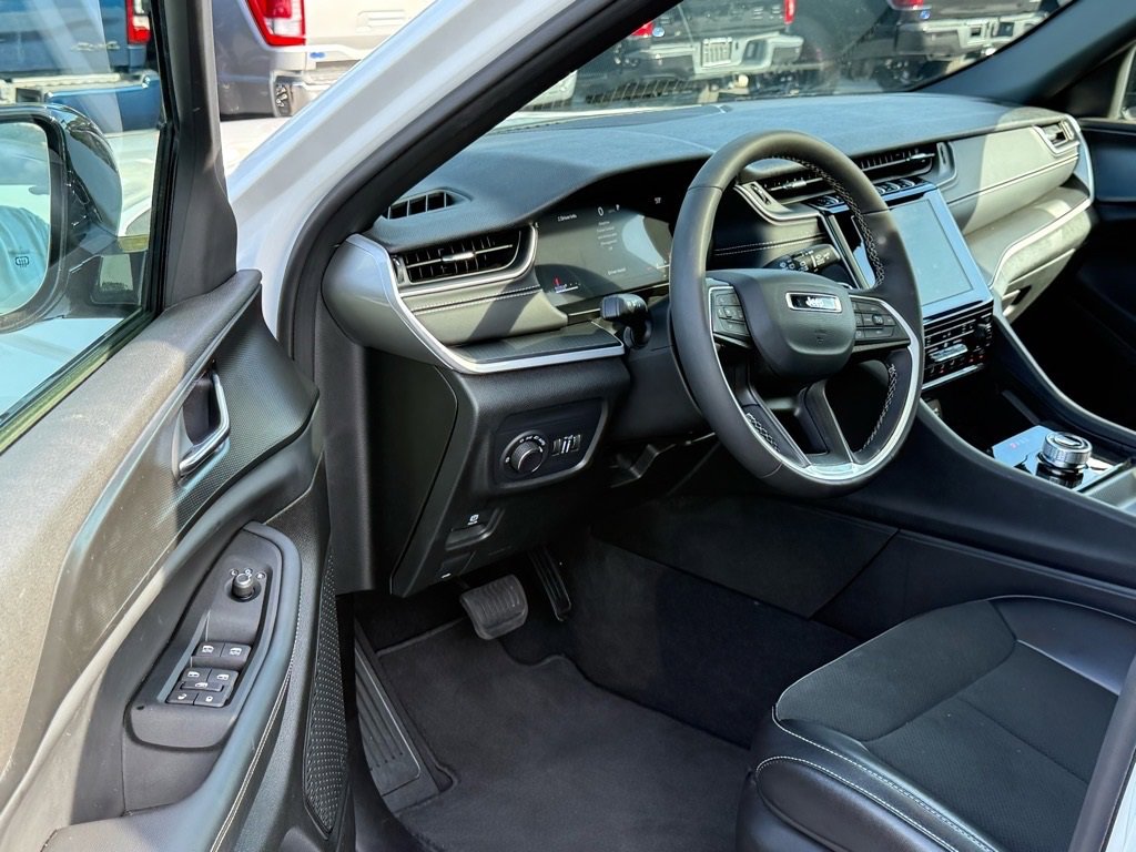 Used 2025 Jeep Grand Cherokee Altitude image 10