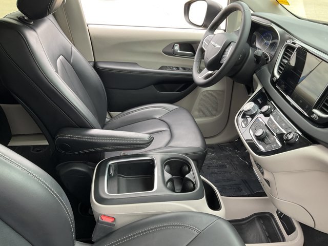 Used 2023 Chrysler Pacifica Touring-L FWD image 16