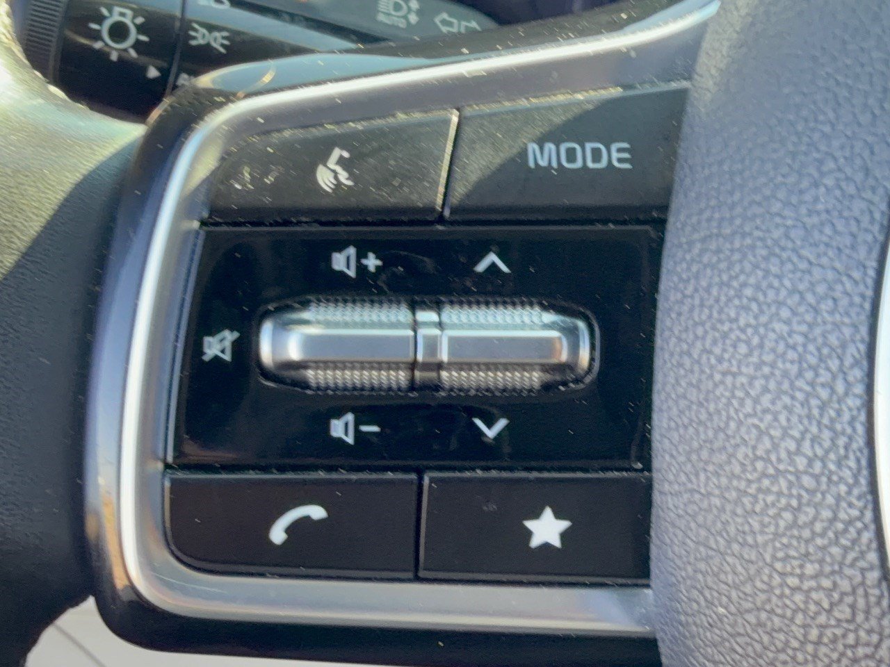 Used 2022 Kia Carnival EX FWD image 18