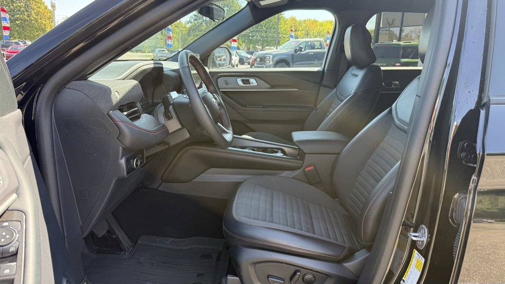 Certified 2025 Ford Explorer ST-Line image 4