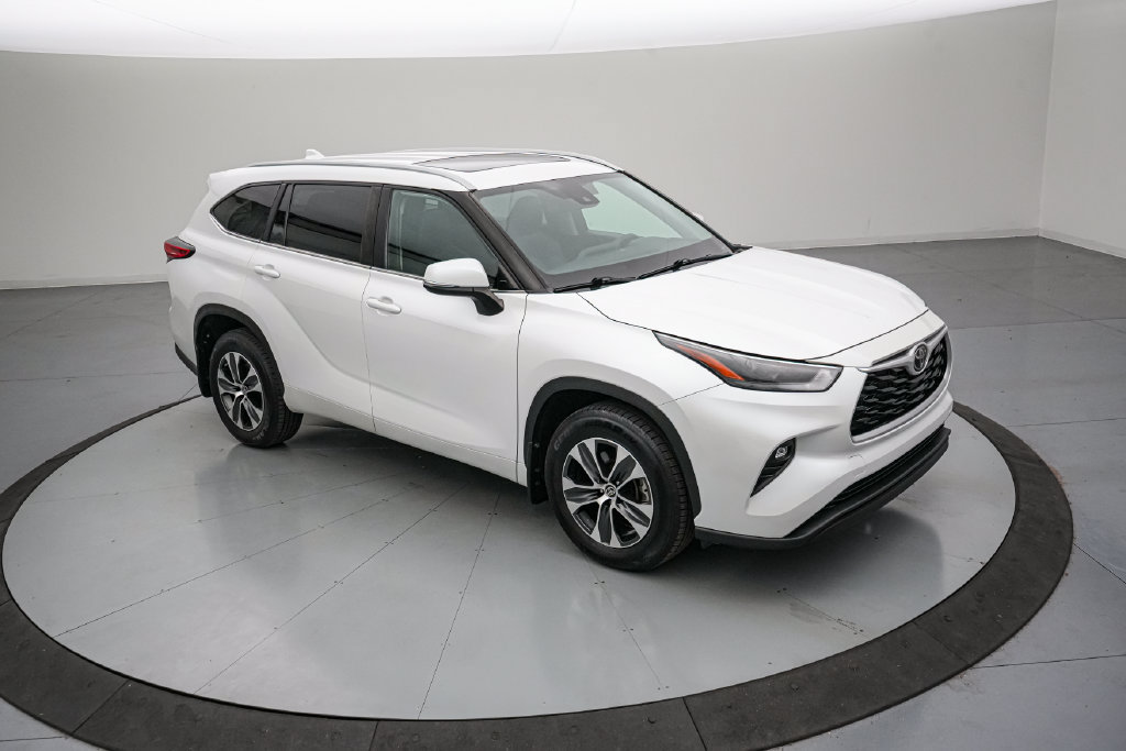 Used 2023 Toyota Highlander XLE AWD/4WD image 2
