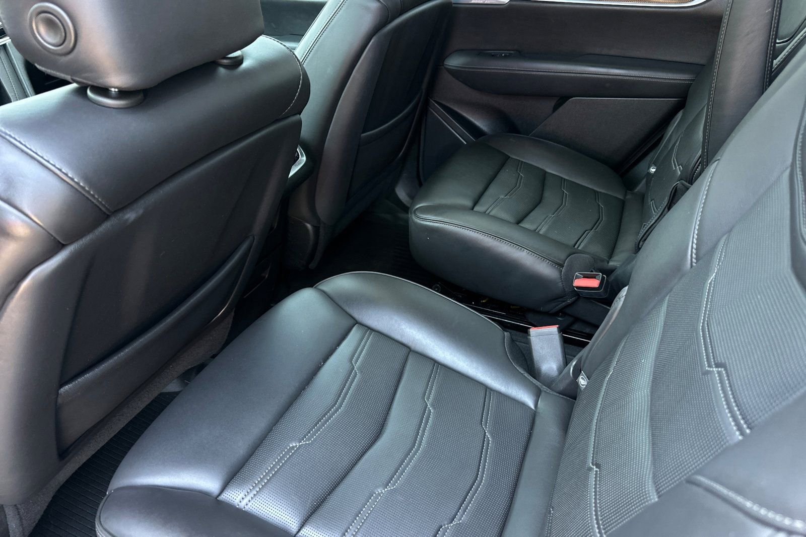 Used 2024 Cadillac XT6 Sport w/ LPO, Onyx Lite Package AWD/4WD image 11