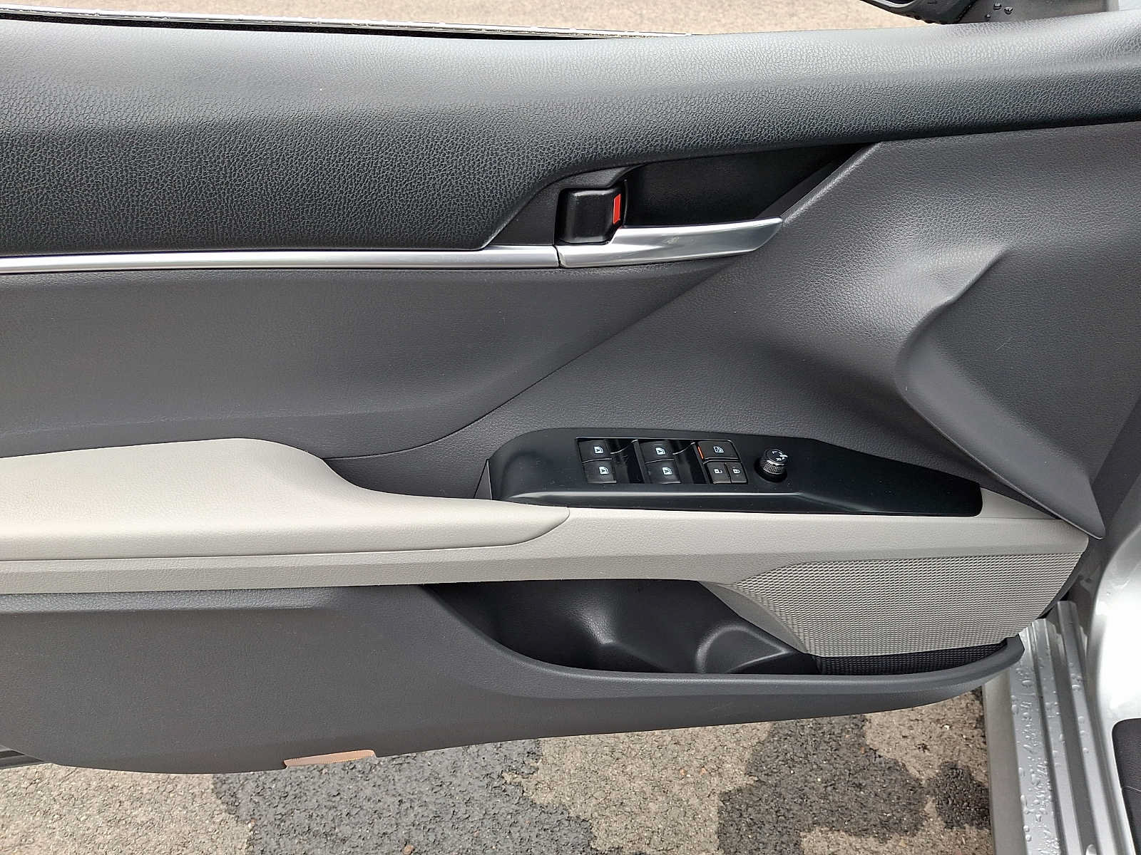 Used 2019 Toyota Camry LE FWD image 12