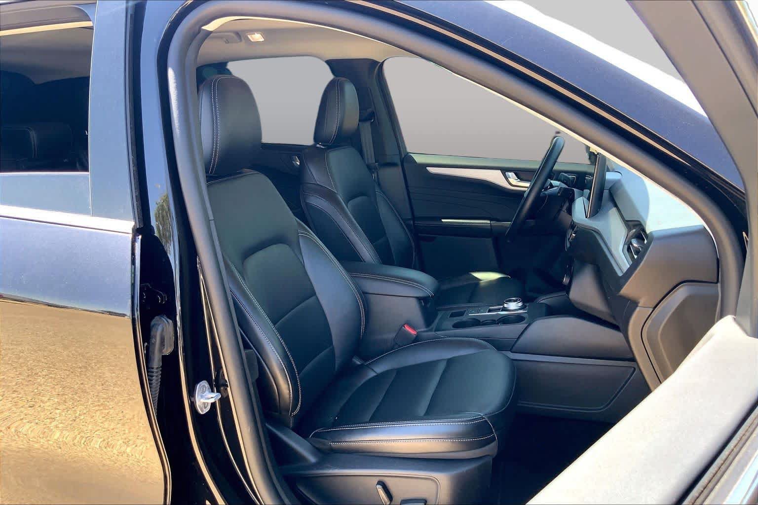 Certified 2025 Ford Escape Platinum AWD/4WD image 9