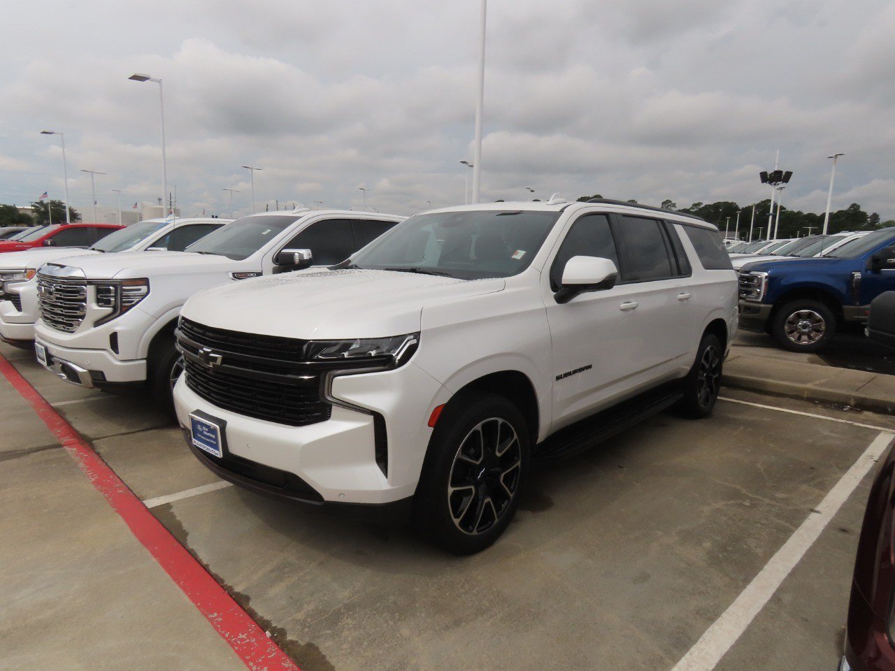 Used 2023 Chevrolet Suburban RST w/ Luxury Package RWD image 2