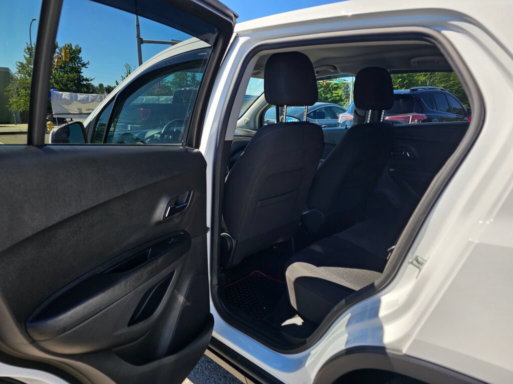 Used 2022 Chevrolet Trax LS w/ Tint and Cruise Package AWD/4WD image 11