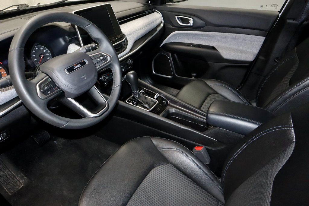 Used 2025 Jeep Compass Latitude image 22