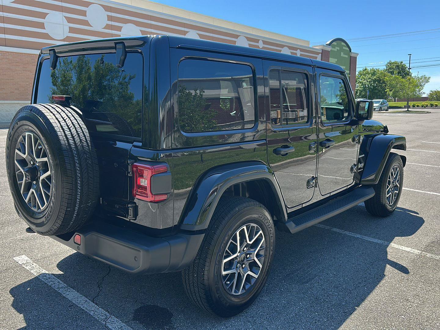 Used 2024 Jeep Wrangler Unlimited Sahara w/ Technology Group AWD/4WD image 5