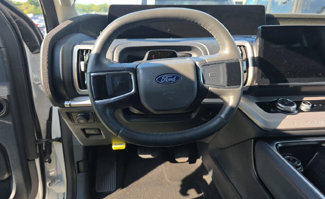 Certified 2025 Ford Expedition Active AWD/4WD image 8