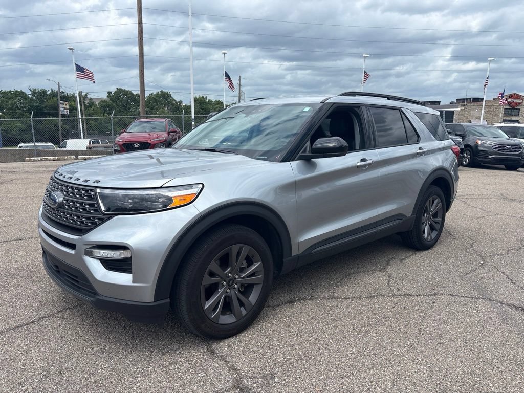 Certified 2023 Ford Explorer XLT w/ Equipment Group 202A AWD/4WD image 3
