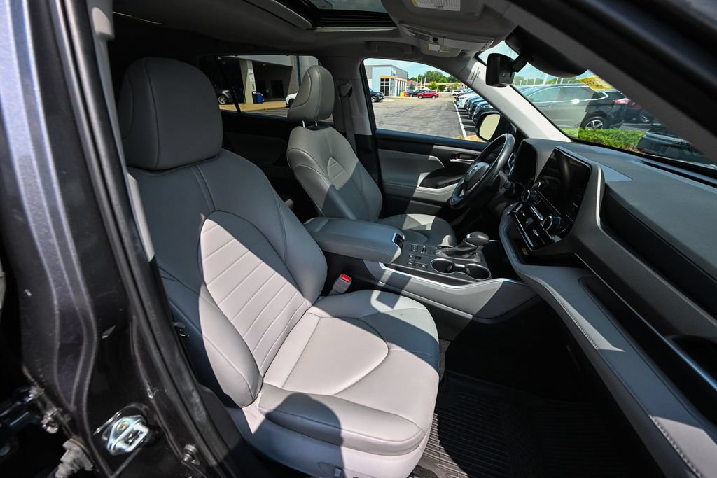 Used 2024 Toyota Highlander XLE AWD/4WD image 24