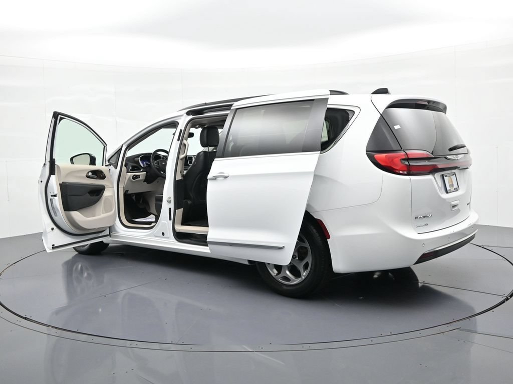 Used 2023 Chrysler Pacifica Limited FWD image 23