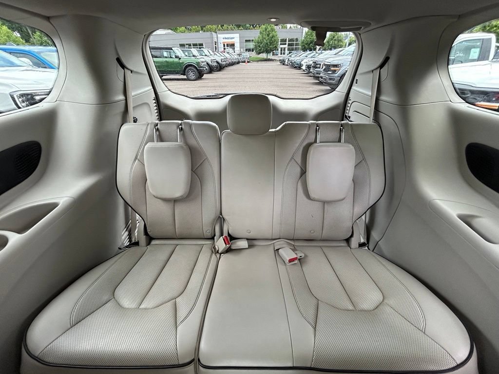 Used 2017 Chrysler Pacifica Platinum FWD image 19