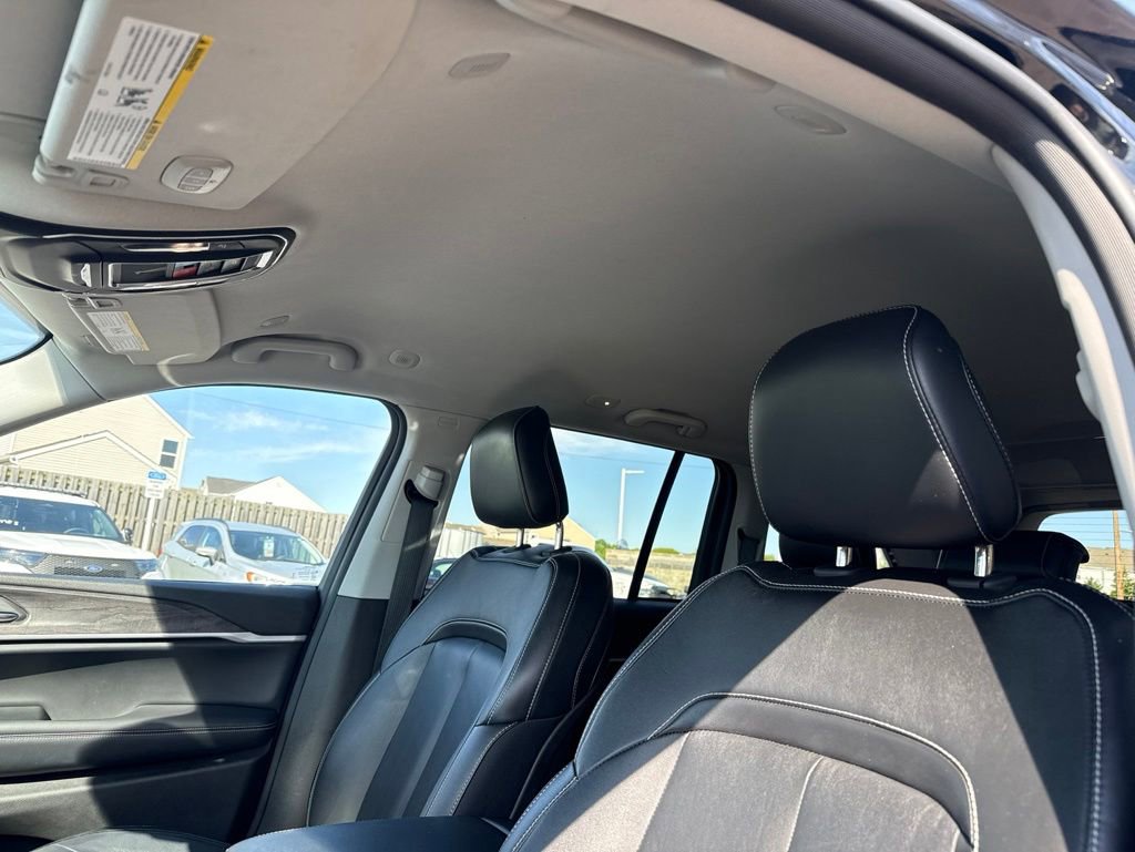 Used 2023 Jeep Grand Cherokee Limited AWD/4WD image 3