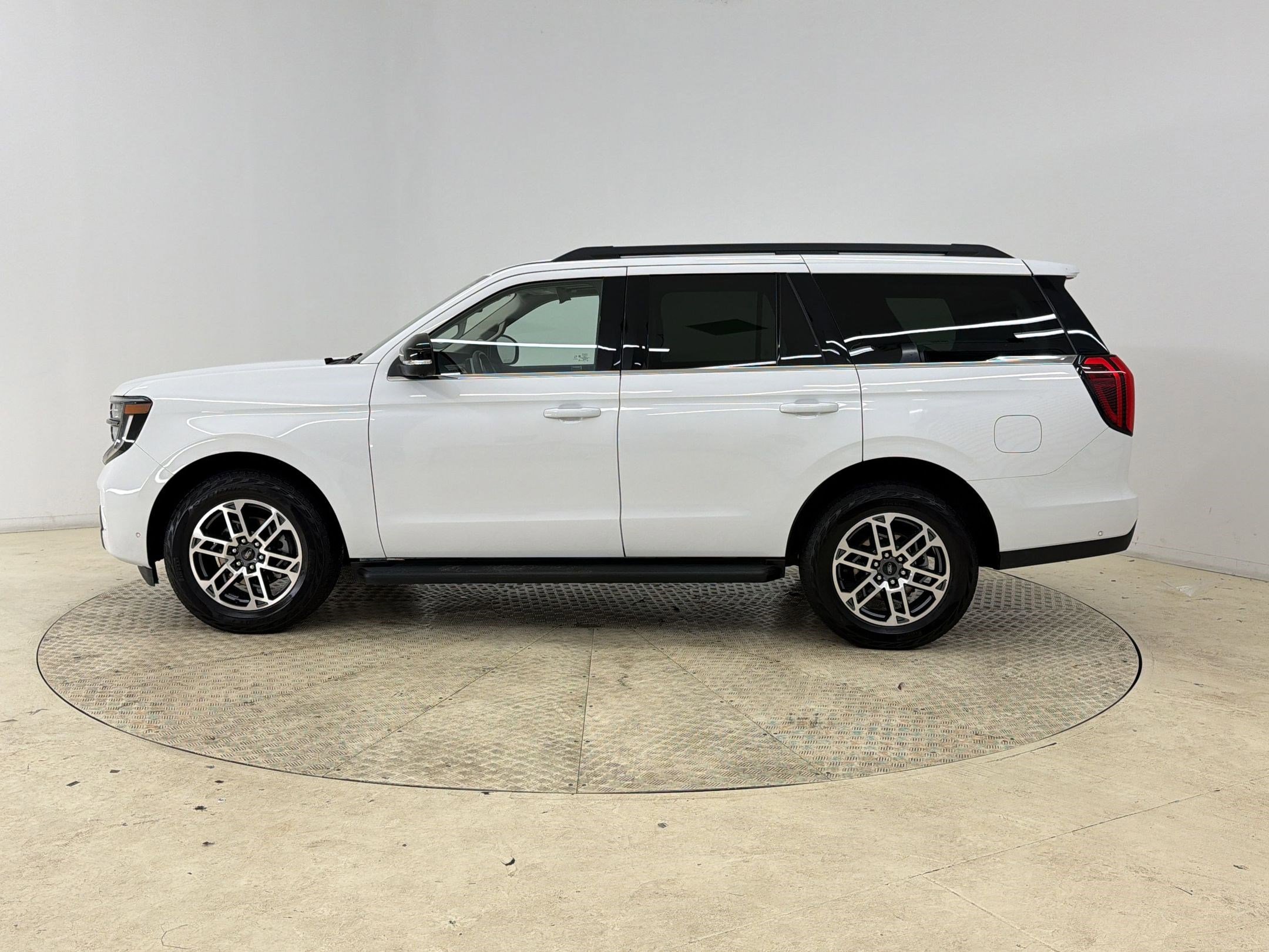 Certified 2025 Ford Expedition Active AWD/4WD image 2