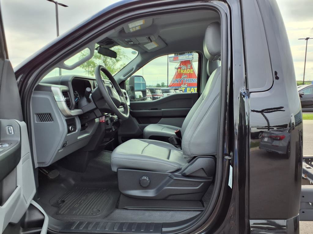 Certified 2025 Ford F550 4x4 Regular Cab Super Duty image 11