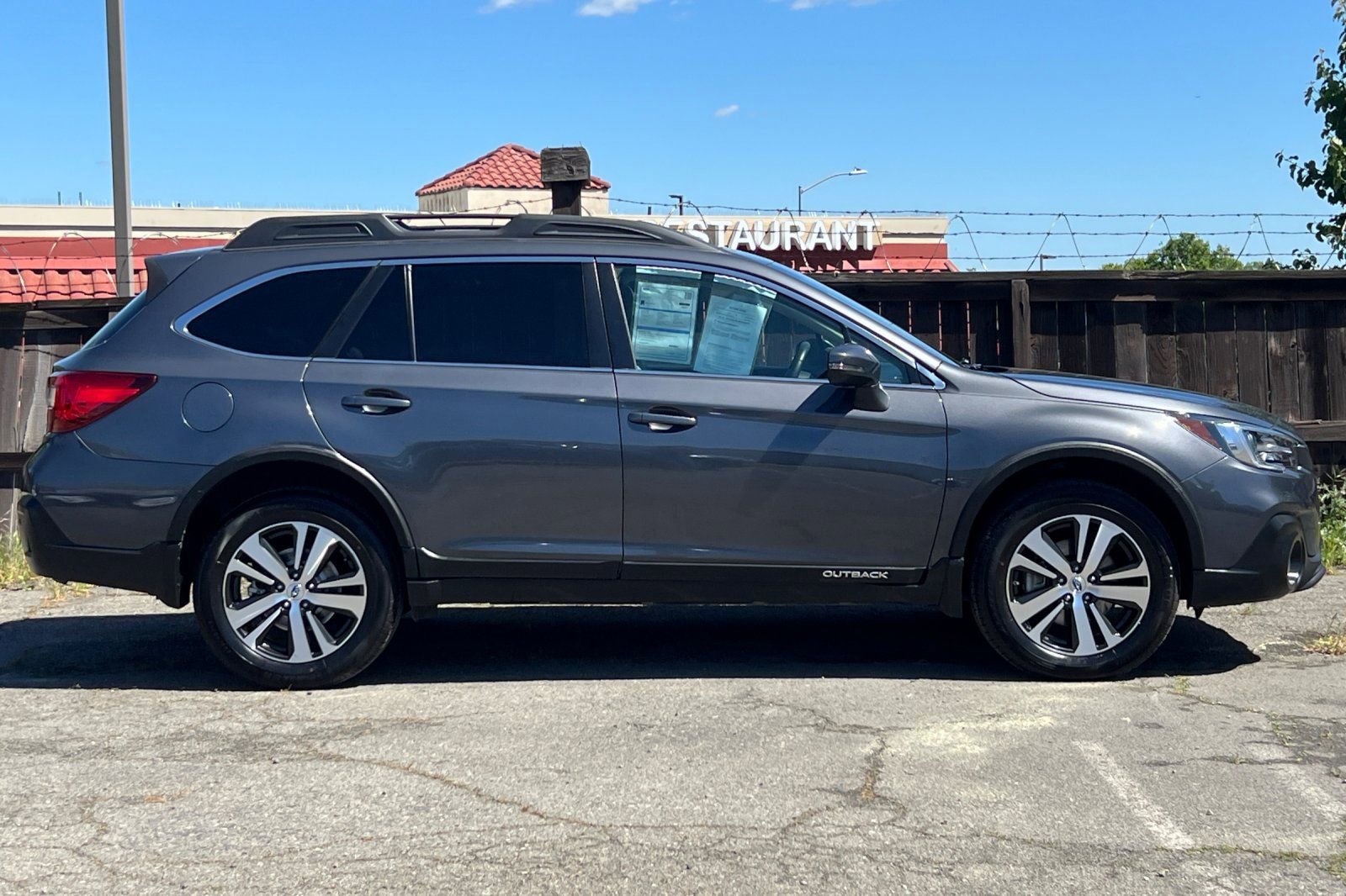 Used 2018 Subaru Outback 3.6R Limited image 3