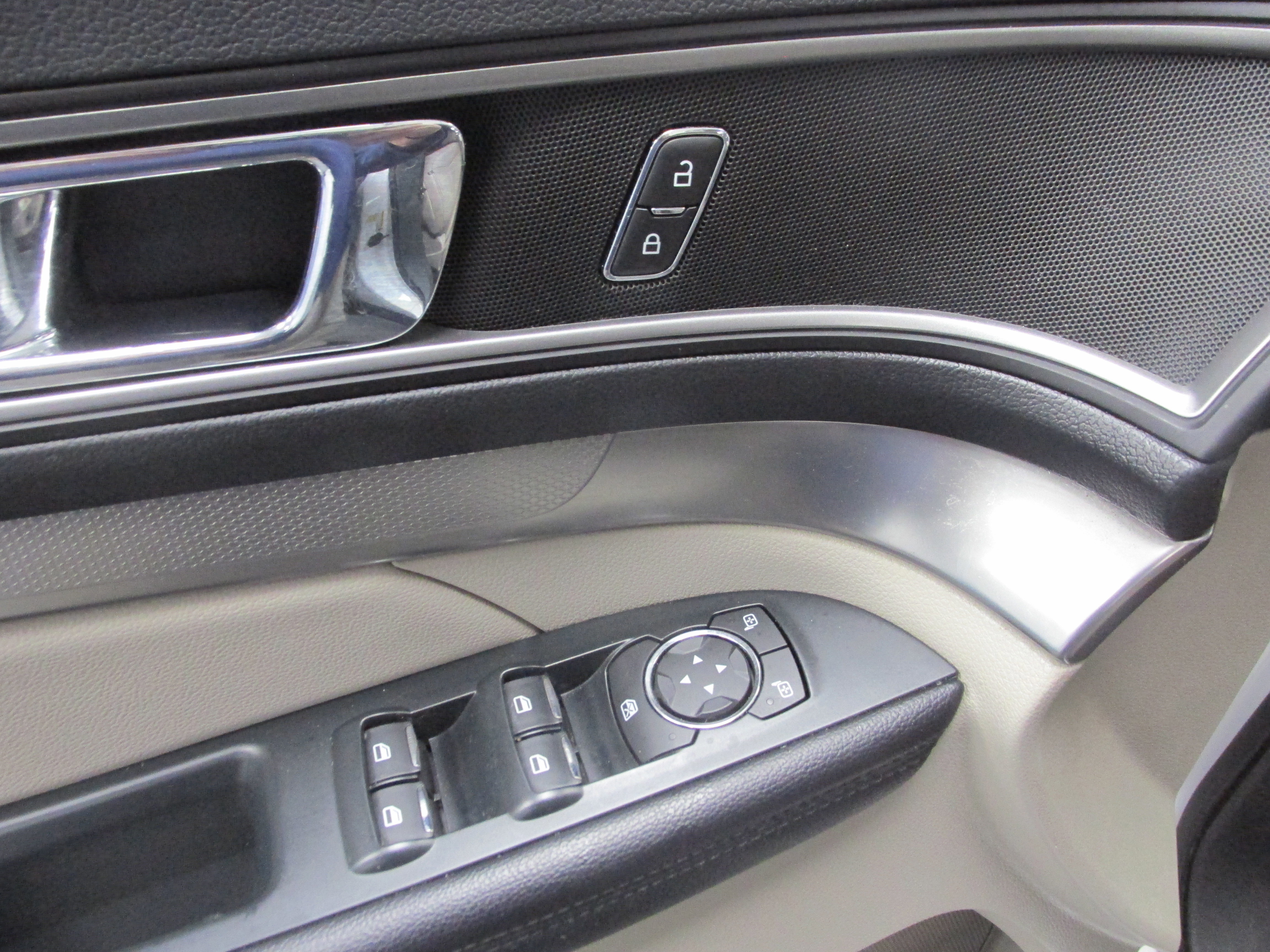 Certified 2018 Ford Explorer XLT w/ Equipment Group 202A image 33