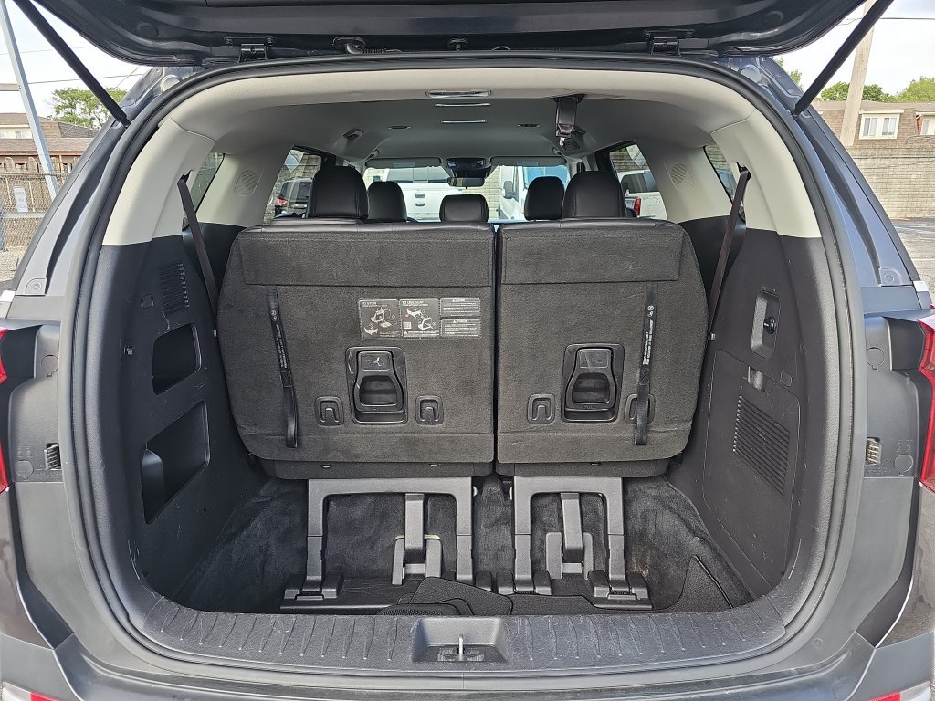 Used 2025 Kia Carnival FWD image 12