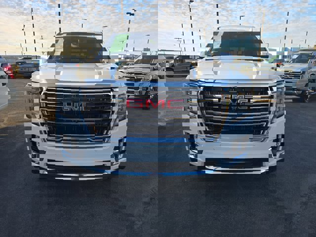 Used 2023 GMC Yukon XL SLT w/ SLT Luxury Package image 2